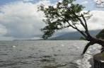 Com o lago cheio, quase não se vê a praia de Santo Domindo, na Isla Ometepe, no lago Nicarágua, sul do país. Ao fundo, o vulcão Maderos, encoberto por nuvens